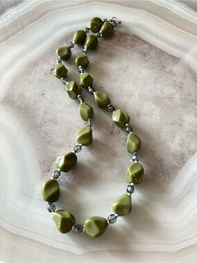✨Retro 80s Inspired Beaded Necklace with a classic twist